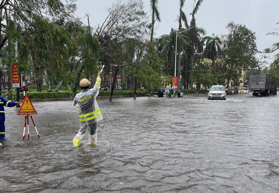 Đội CSGT-TT Công an quận Hồng Bàng: Điều tiết, hướng dẫn giao thông, giúp người dân di chuyển qua khu vực nước ngập vì mưa lớn